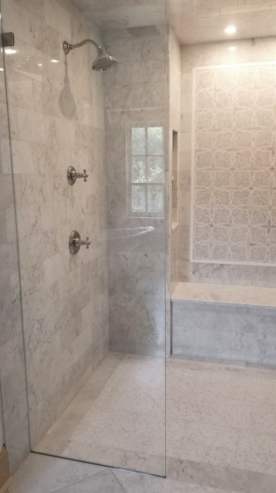 Imagen de cuarto de baño principal actual grande con ducha a ras de suelo, baldosas y/o azulejos grises, baldosas y/o azulejos de mármol, suelo de mármol, suelo gris y hornacina