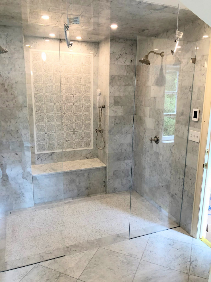 Ejemplo de cuarto de baño principal actual grande con ducha a ras de suelo, baldosas y/o azulejos grises, baldosas y/o azulejos de mármol, suelo de mármol, suelo gris y hornacina