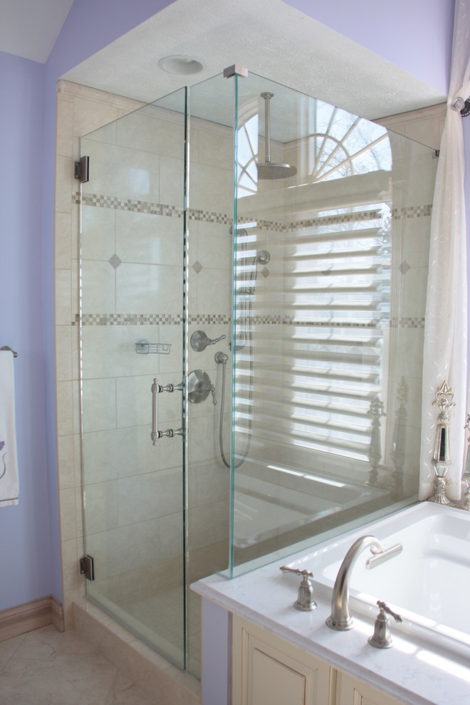 他の地域にある高級な中くらいなヴィクトリアン調のおしゃれなマスターバスルーム (アンダーカウンター洗面器、レイズドパネル扉のキャビネット、白いキャビネット、クオーツストーンの洗面台、ドロップイン型浴槽、アルコーブ型シャワー、分離型トイレ、ベージュのタイル、セメントタイル、紫の壁、セラミックタイルの床) の写真