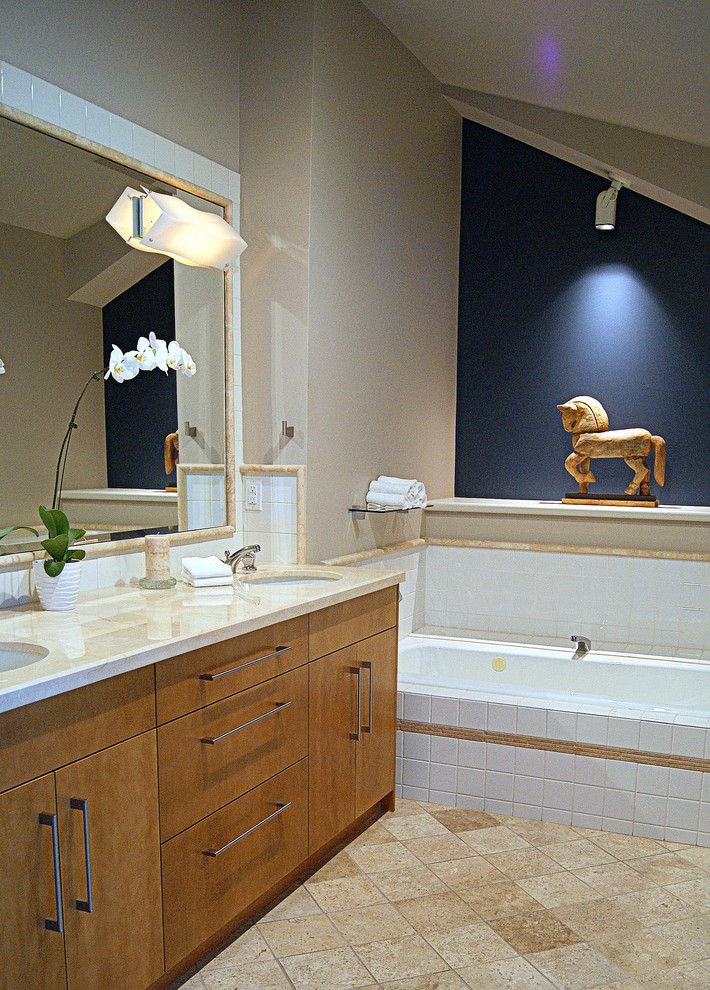 Idéer för att renovera ett mellanstort funkis en-suite badrum, med släta luckor, skåp i mellenmörkt trä, ett platsbyggt badkar, en dusch i en alkov, en toalettstol med hel cisternkåpa, vit kakel, keramikplattor, blå väggar, kalkstensgolv, ett undermonterad handfat och marmorbänkskiva