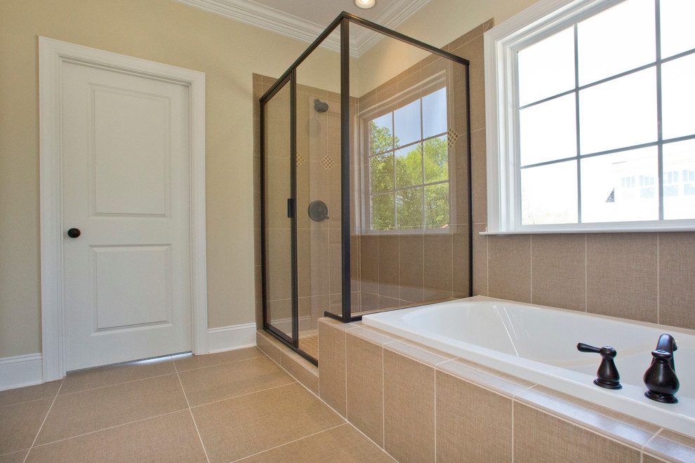 Großes Uriges Badezimmer En Suite mit Einbaubadewanne, Eckdusche, beiger Wandfarbe, beigem Boden und Falttür-Duschabtrennung in Raleigh