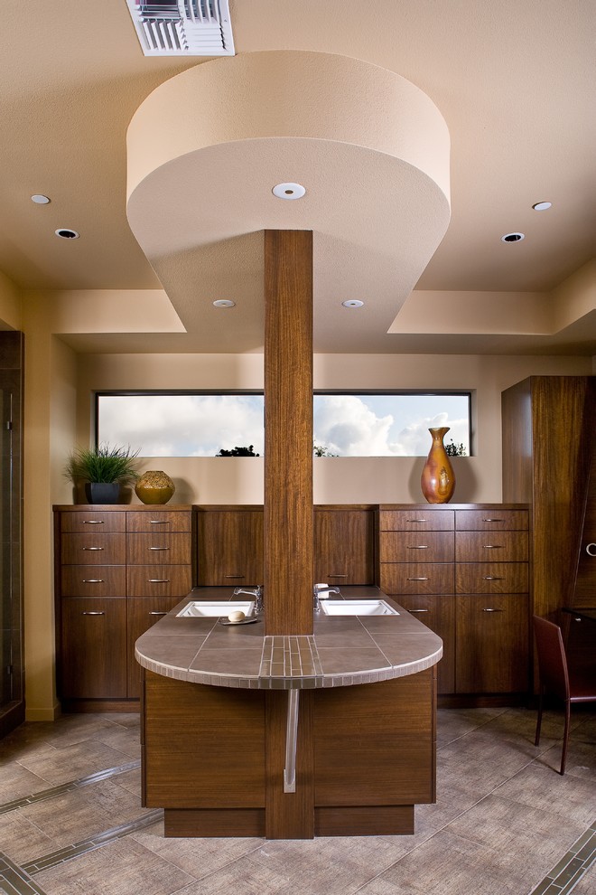 Ispirazione per una stanza da bagno padronale minimal con lavabo sottopiano, ante lisce, ante in legno bruno e pareti beige