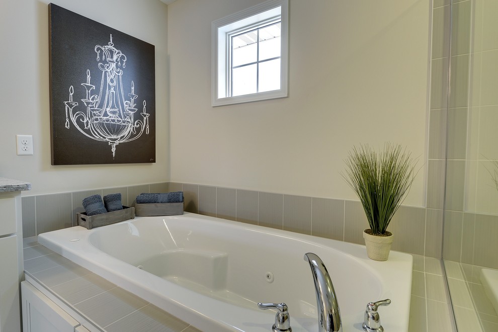 Inspiration för ett stort vintage en-suite badrum, med ett undermonterad handfat, luckor med infälld panel, vita skåp, ett platsbyggt badkar, en hörndusch och vita väggar