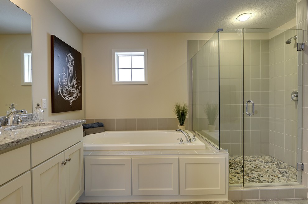 Idéer för ett stort klassiskt en-suite badrum, med ett undermonterad handfat, luckor med infälld panel, vita skåp, ett platsbyggt badkar, en hörndusch och vita väggar