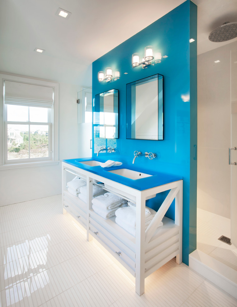 На фото: ванная комната в современном стиле с белыми фасадами, синей плиткой, белыми стенами, врезной раковиной, душем с распашными дверями и открытыми фасадами с