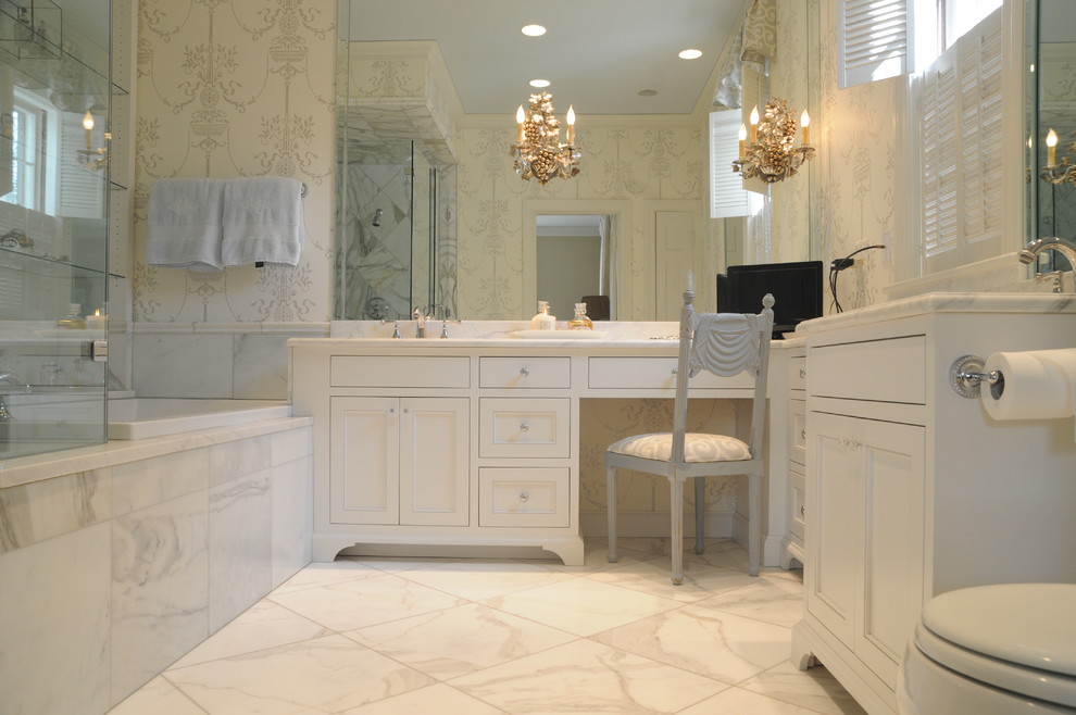 Idéer för ett mellanstort klassiskt en-suite badrum, med luckor med infälld panel, vita skåp, ett hörnbadkar, en hörndusch, en toalettstol med separat cisternkåpa, vit kakel, marmorkakel, vita väggar, marmorgolv, ett undermonterad handfat, marmorbänkskiva, vitt golv och dusch med gångjärnsdörr