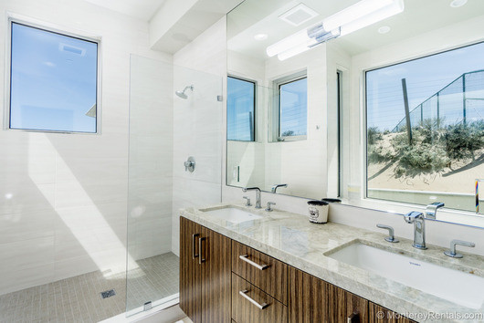 Bild på ett mellanstort funkis beige beige en-suite badrum, med släta luckor, bruna skåp, ett platsbyggt badkar, en dusch i en alkov, vit kakel, porslinskakel, vita väggar, laminatgolv, ett undermonterad handfat, bänkskiva i akrylsten, beiget golv och med dusch som är öppen