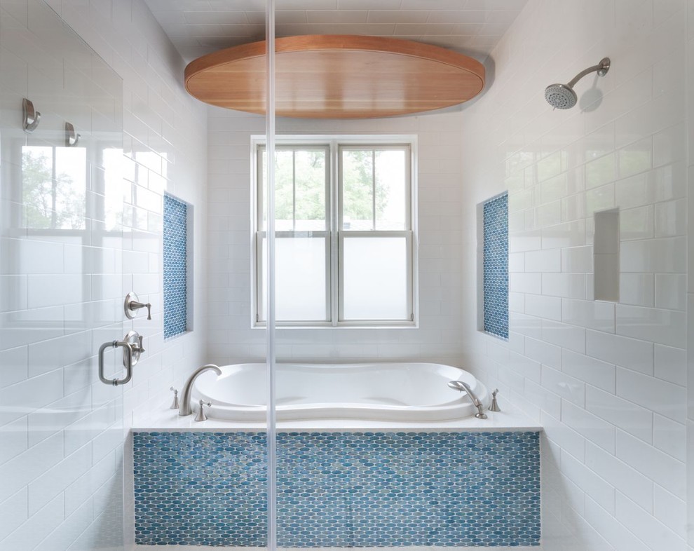 Bild på ett funkis badrum, med ett platsbyggt badkar, en dusch/badkar-kombination, blå kakel och mosaik