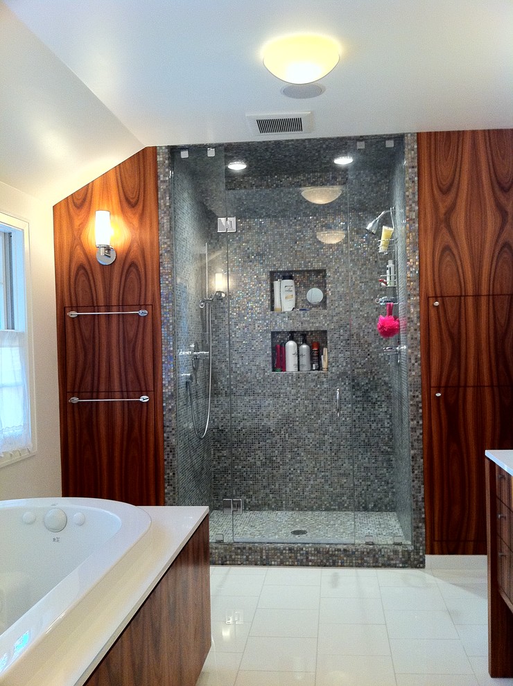 Immagine di una stanza da bagno contemporanea con piastrelle a mosaico