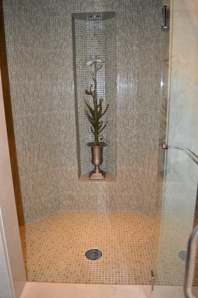 Diseño de cuarto de baño principal tradicional grande sin sin inodoro con baldosas y/o azulejos en mosaico, suelo con mosaicos de baldosas, suelo beige y ducha con puerta con bisagras