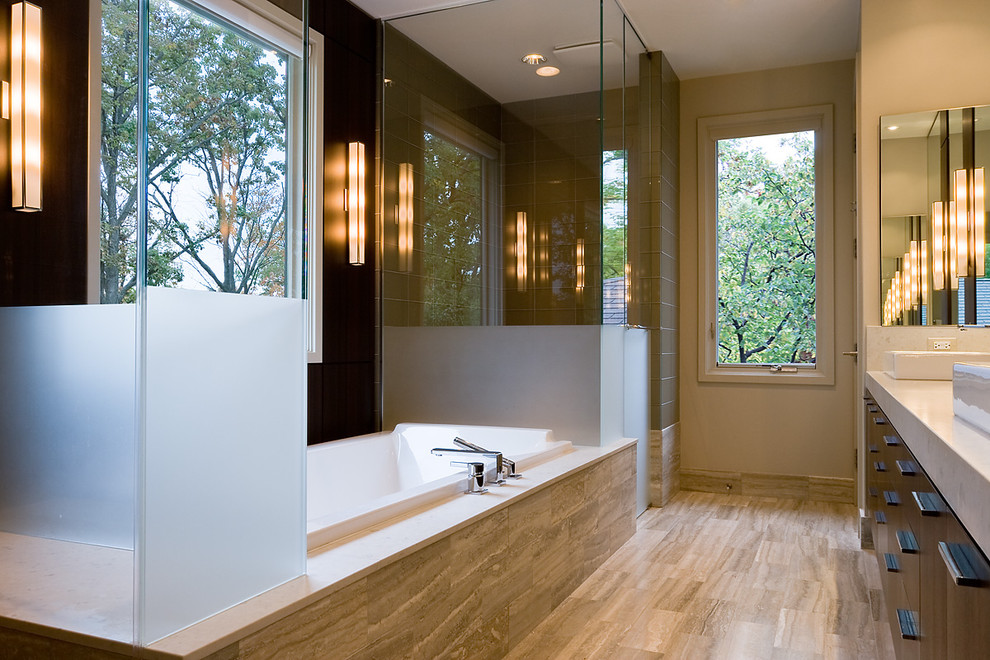 На фото: ванная комната в современном стиле с настольной раковиной, плоскими фасадами, темными деревянными фасадами, накладной ванной, угловым душем и коричневой плиткой