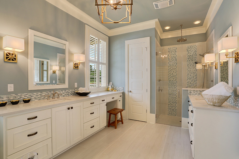 Свежая идея для дизайна: большая главная ванная комната в стиле неоклассика (современная классика) с фасадами с утопленной филенкой, белыми фасадами, синей плиткой, белой плиткой, удлиненной плиткой, синими стенами, врезной раковиной и душем в нише - отличное фото интерьера