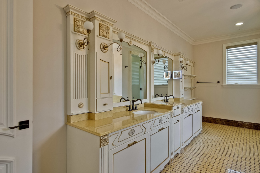 Ejemplo de cuarto de baño principal tradicional grande con armarios tipo mueble, puertas de armario blancas, encimera de cuarzo compacto, paredes blancas y suelo de baldosas de cerámica