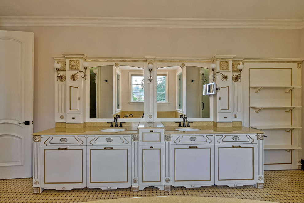 Свежая идея для дизайна: большая главная ванная комната в классическом стиле с фасадами островного типа, белыми фасадами, столешницей из искусственного кварца, белыми стенами и полом из керамической плитки - отличное фото интерьера