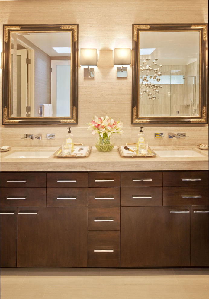 Foto de cuarto de baño principal actual de tamaño medio con lavabo bajoencimera, armarios con paneles lisos, puertas de armario de madera en tonos medios, paredes beige, suelo beige y encimeras beige