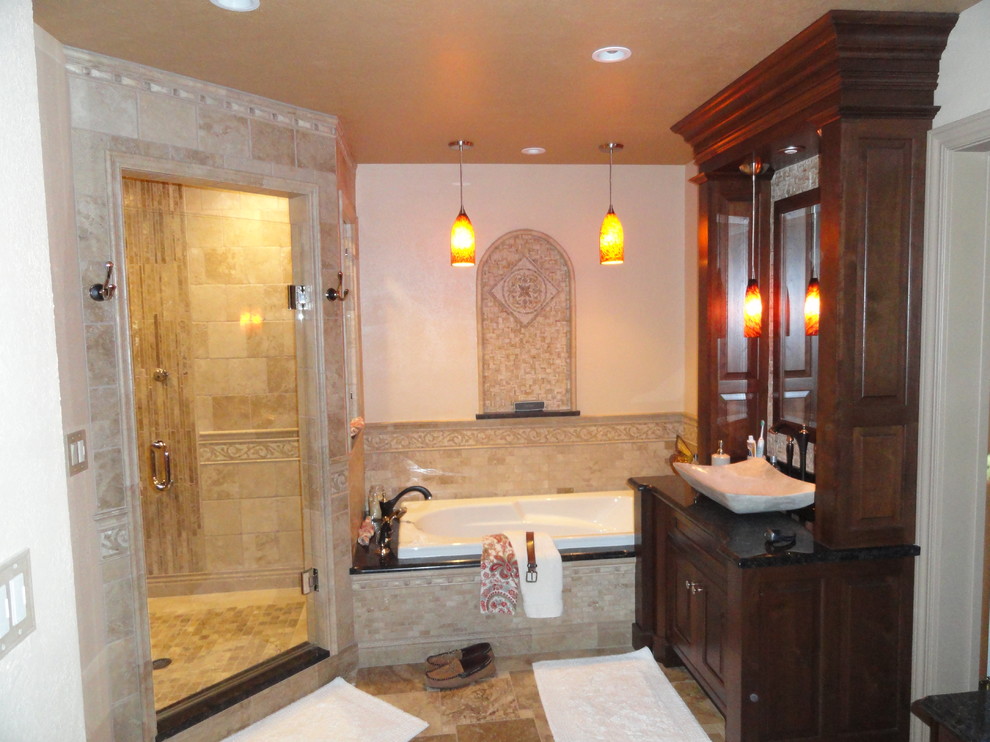 Идея дизайна: главная ванная комната в средиземноморском стиле с настольной раковиной, фасадами островного типа, темными деревянными фасадами, столешницей из ламината, бежевой плиткой и полом из травертина