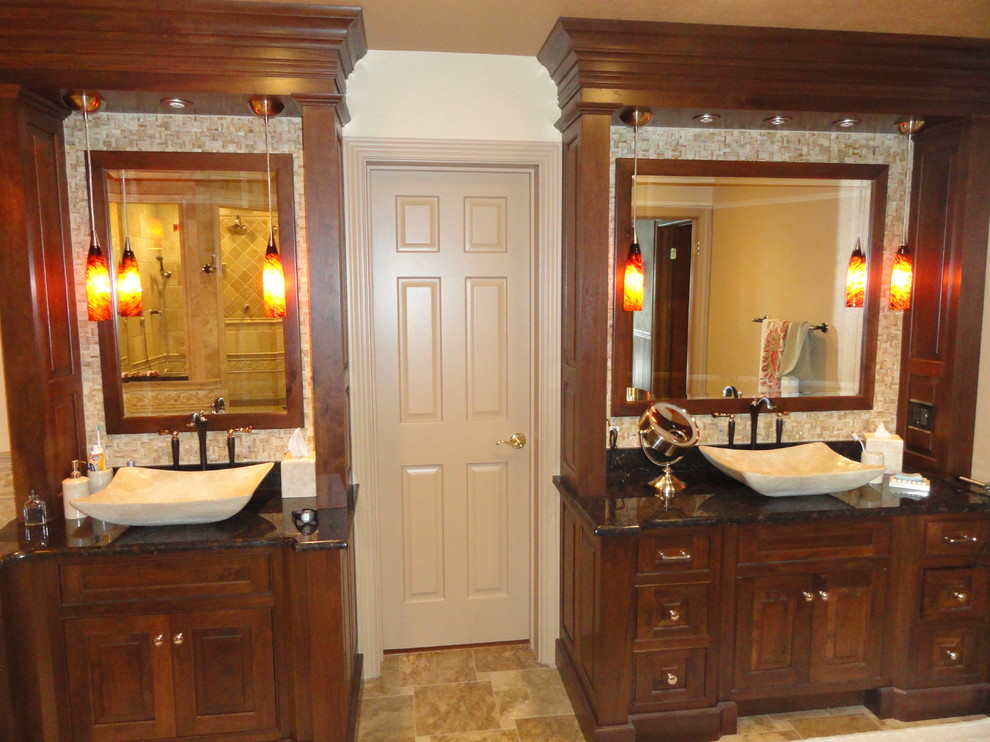 Idéer för medelhavsstil en-suite badrum, med ett fristående handfat, luckor med infälld panel, skåp i mörkt trä, granitbänkskiva, beige kakel och travertin golv