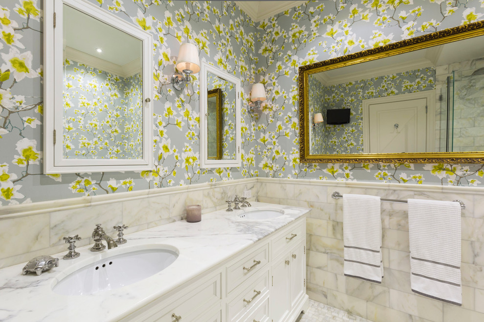 Идея дизайна: главная ванная комната в классическом стиле с фасадами с утопленной филенкой, белыми фасадами, белой плиткой, мраморной плиткой, разноцветными стенами, врезной раковиной и мраморной столешницей