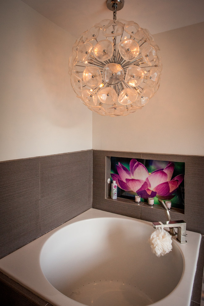 Exempel på ett litet modernt en-suite badrum, med ett fristående handfat, möbel-liknande, skåp i mellenmörkt trä, laminatbänkskiva, ett japanskt badkar, en öppen dusch, en toalettstol med hel cisternkåpa, grå kakel, stenkakel, vita väggar och skiffergolv