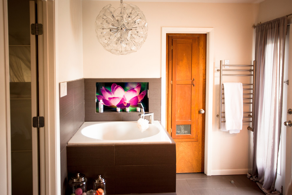 Imagen de cuarto de baño principal ecléctico pequeño con lavabo sobreencimera, armarios tipo mueble, puertas de armario de madera oscura, encimera de laminado, bañera japonesa, ducha abierta, sanitario de una pieza, baldosas y/o azulejos grises, baldosas y/o azulejos de piedra, paredes blancas y suelo de pizarra