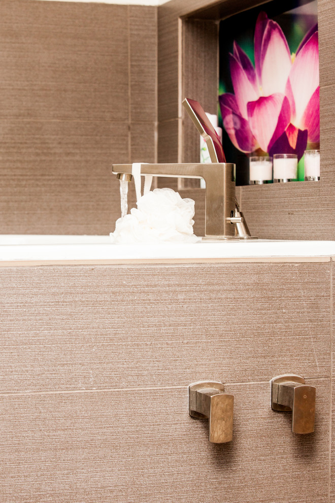 Bild på ett litet funkis en-suite badrum, med ett fristående handfat, möbel-liknande, skåp i mellenmörkt trä, ett japanskt badkar, en öppen dusch, en toalettstol med hel cisternkåpa, grå kakel, stenkakel, grå väggar och skiffergolv