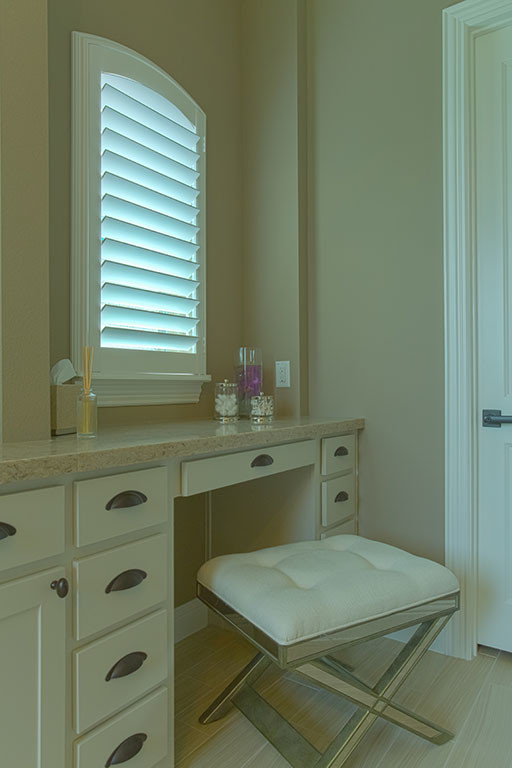 Bild på ett stort vintage en-suite badrum, med skåp i shakerstil, vita skåp, ett fristående badkar, beige kakel, brun kakel, mosaik, grå väggar, klinkergolv i porslin, ett fristående handfat, bänkskiva i kvarts och vitt golv