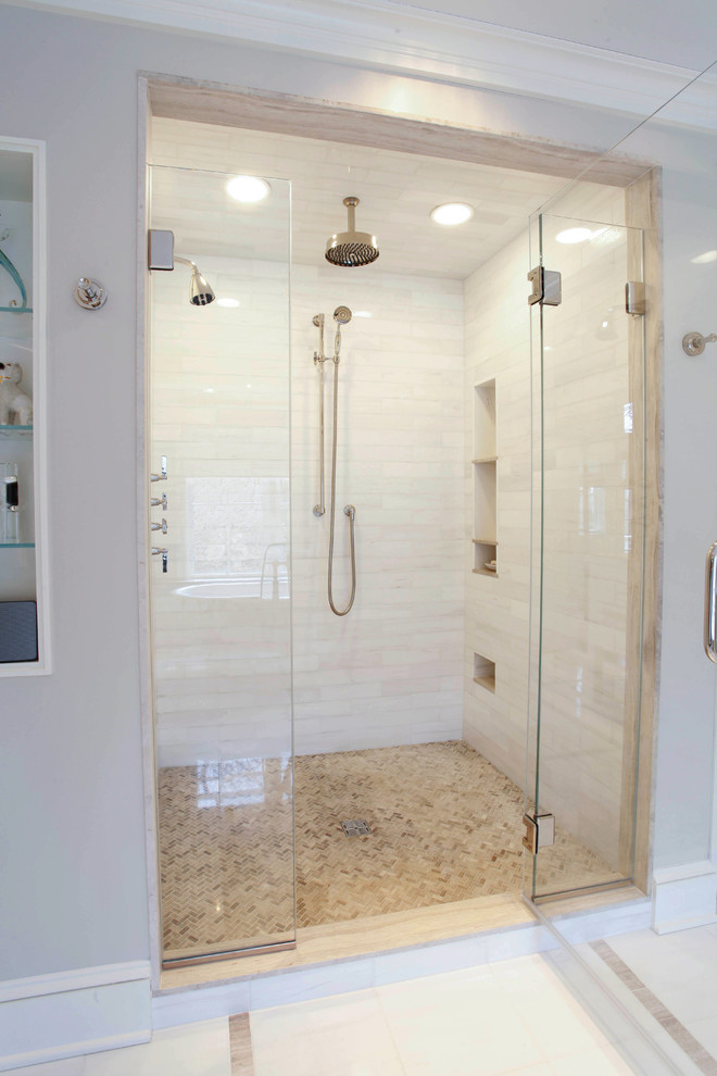 Idéer för ett stort klassiskt en-suite badrum, med skåp i shakerstil, vita skåp, ett badkar med tassar, en dusch i en alkov, en toalettstol med hel cisternkåpa, vit kakel, marmorkakel, beige väggar, marmorgolv, ett undermonterad handfat, marmorbänkskiva, vitt golv och dusch med gångjärnsdörr
