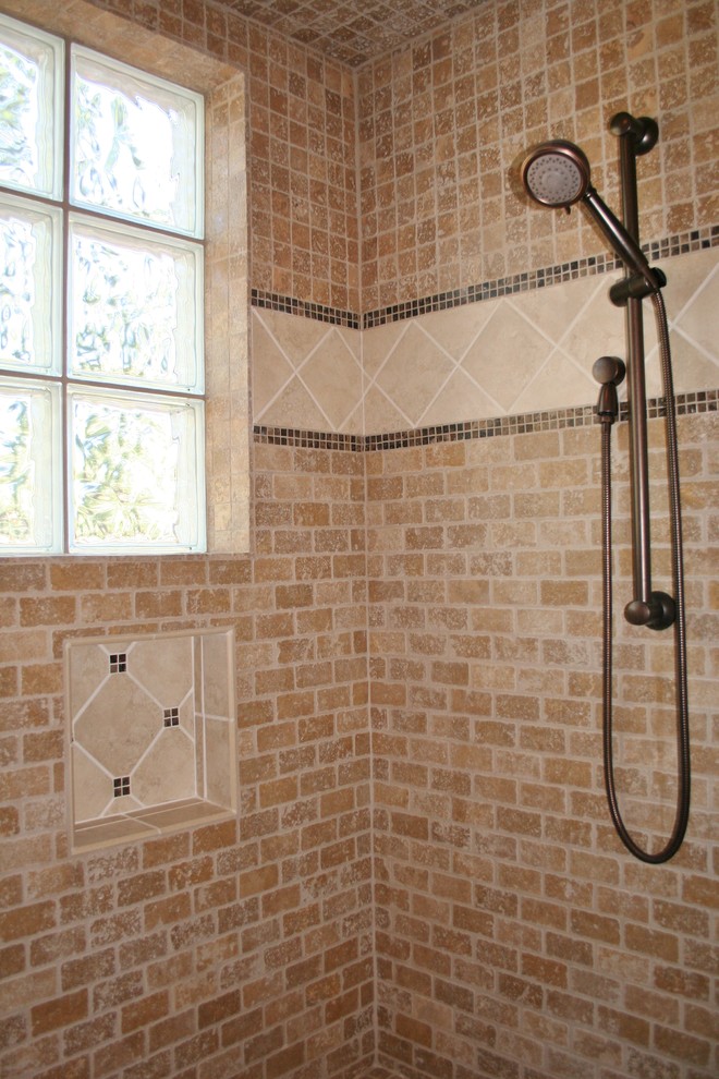 Diseño de cuarto de baño principal rústico con ducha empotrada y baldosas y/o azulejos beige