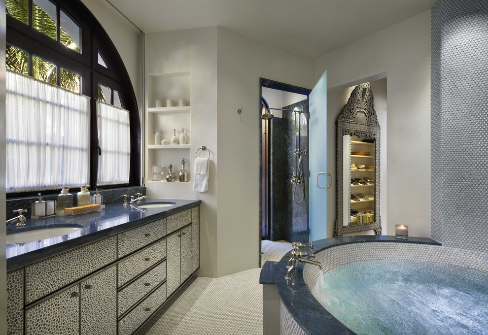 Пример оригинального дизайна: ванная комната в морском стиле с плиткой мозаикой