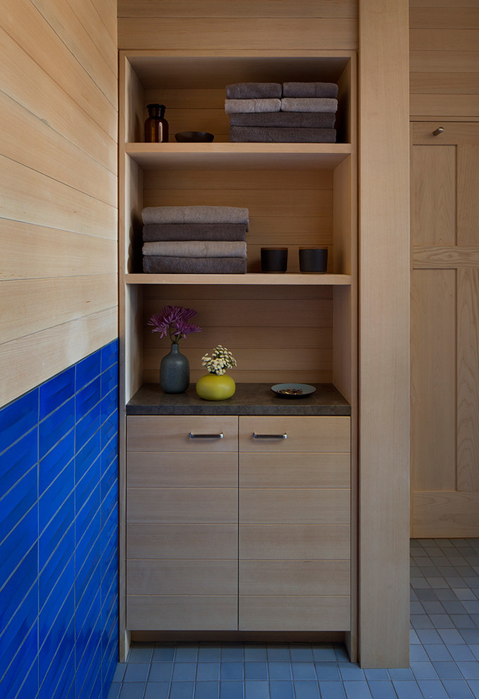 Пример оригинального дизайна: большая главная ванная комната в современном стиле с плоскими фасадами, светлыми деревянными фасадами, синей плиткой, керамической плиткой, коричневыми стенами, полом из керамической плитки, врезной раковиной, синим полом, полновстраиваемой ванной, душевой комнатой и душем с распашными дверями