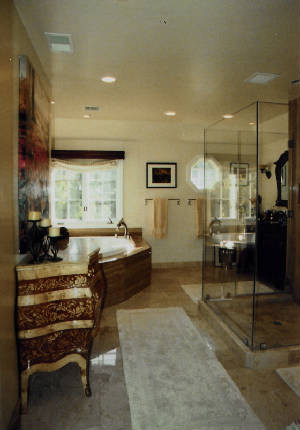Immagine di una grande sauna chic con vasca ad angolo, piastrelle beige, piastrelle in pietra, pareti beige, pavimento in marmo e lavabo a consolle