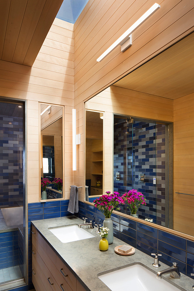 Idée de décoration pour une grande salle de bain principale design en bois clair avec un carrelage bleu, des carreaux de céramique, un sol en carrelage de céramique, un sol bleu, un placard à porte plane, un mur marron, un lavabo encastré, une baignoire encastrée, un espace douche bain et une cabine de douche à porte battante.