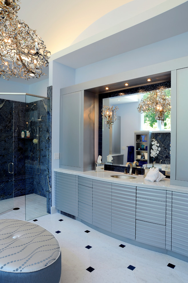 Inspiration för mycket stora moderna en-suite badrum, med möbel-liknande, blå skåp, ett undermonterat badkar, en kantlös dusch, en toalettstol med separat cisternkåpa, vit kakel, stenhäll, vita väggar, klinkergolv i porslin, ett undermonterad handfat och marmorbänkskiva