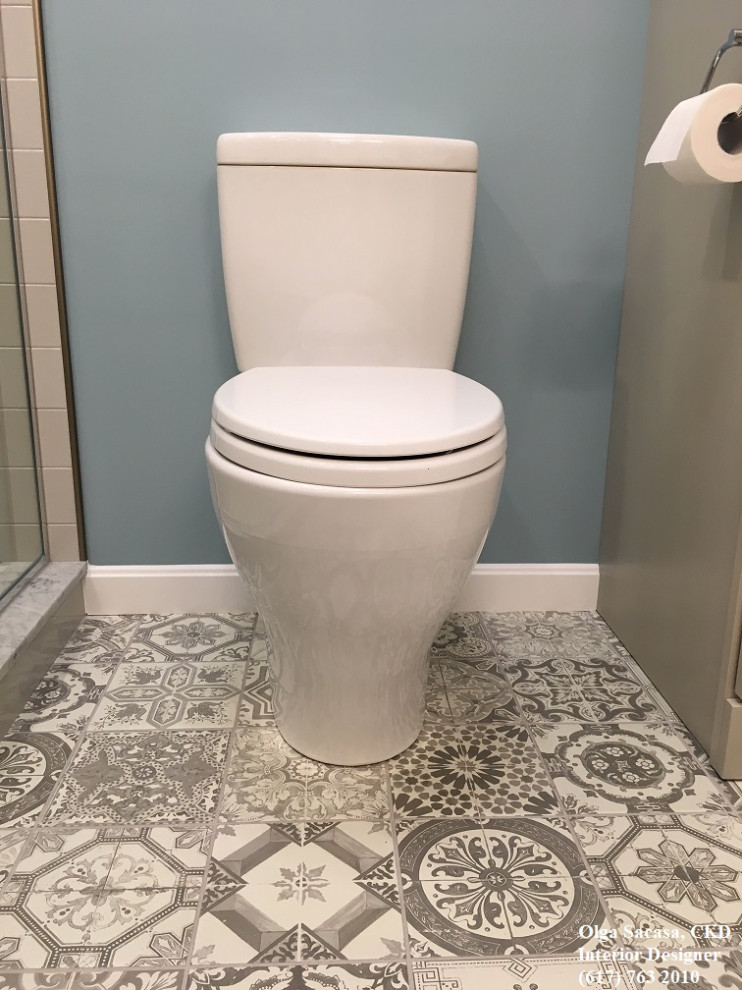 Inredning av ett modernt mellanstort vit vitt en-suite badrum, med skåp i shakerstil, grå skåp, en dusch i en alkov, en toalettstol med hel cisternkåpa, grå kakel, porslinskakel, blå väggar, klinkergolv i porslin, ett avlångt handfat, bänkskiva i akrylsten, grått golv och dusch med gångjärnsdörr