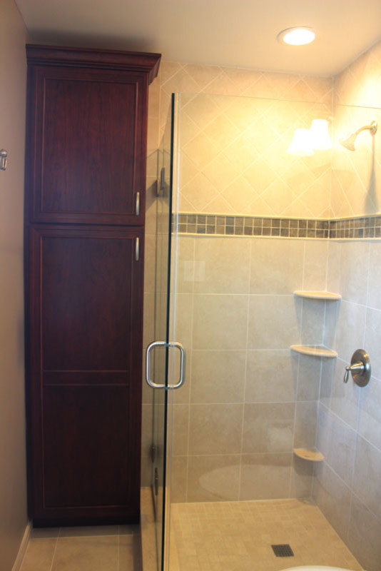 Klassisches Badezimmer mit Eckdusche, Wandtoilette mit Spülkasten, beigen Fliesen, Keramikfliesen, beiger Wandfarbe, Keramikboden, Einbauwaschbecken und Granit-Waschbecken/Waschtisch in Philadelphia
