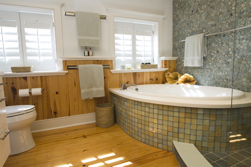 Inspiration pour une salle de bain design avec une plaque de galets et un mur en pierre.