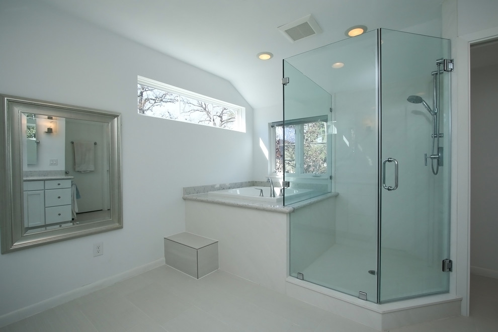 Exemple d'une grande salle de bain tendance avec des portes de placard blanches, un plan de toilette en quartz modifié, un bain japonais, un carrelage blanc et un placard avec porte à panneau encastré.