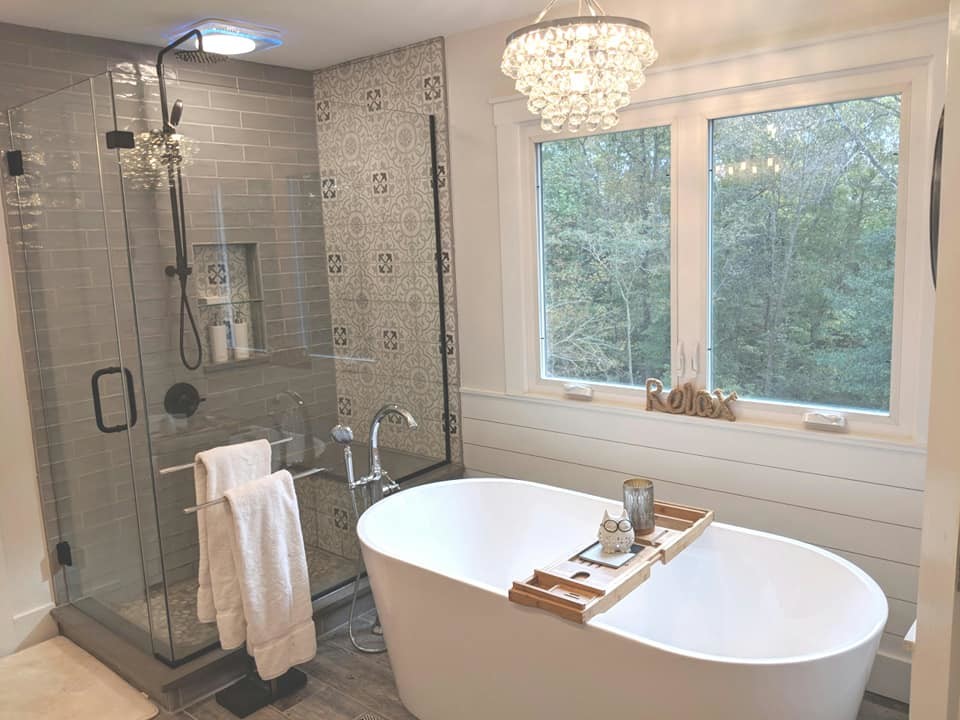 Стильный дизайн: главная ванная комната среднего размера в стиле кантри с плоскими фасадами, серыми фасадами, отдельно стоящей ванной, угловым душем, серой плиткой, керамогранитной плиткой, серыми стенами, полом из керамогранита, врезной раковиной, мраморной столешницей, серым полом, душем с распашными дверями и желтой столешницей - последний тренд