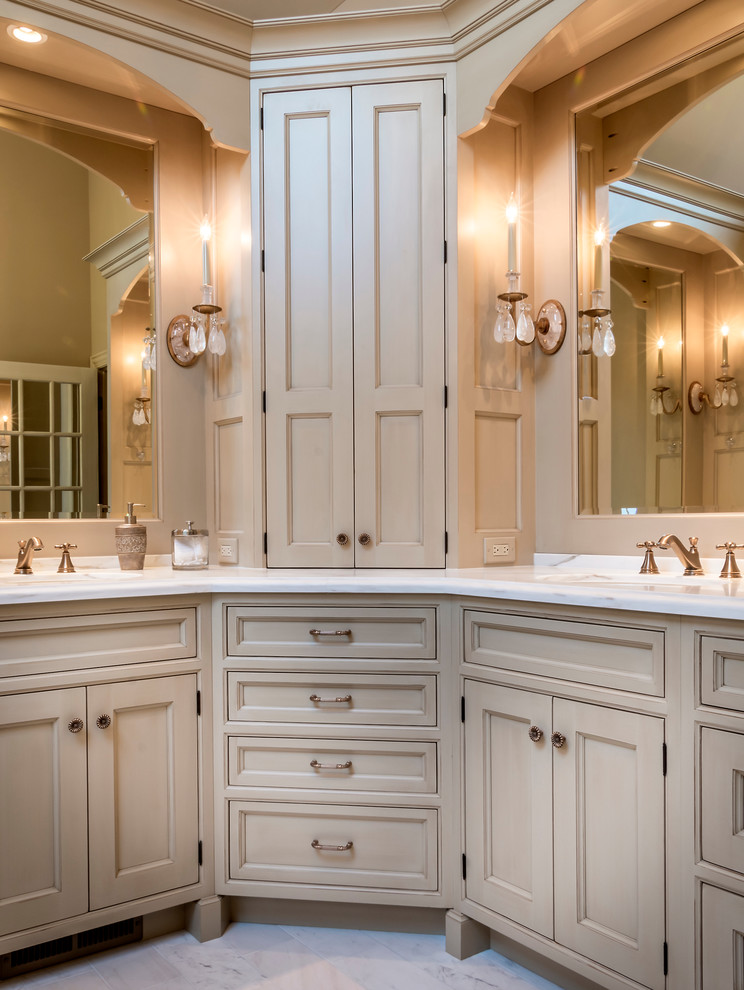 Idee per una stanza da bagno padronale classica di medie dimensioni con lavabo sottopiano, consolle stile comò, ante beige, top in marmo, vasca sottopiano, doccia ad angolo, pareti beige e pavimento in marmo