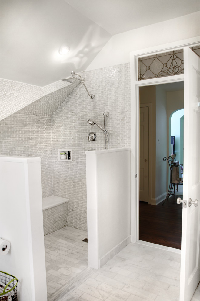 Modelo de cuarto de baño clásico con ducha abierta, baldosas y/o azulejos blancos, baldosas y/o azulejos en mosaico, paredes blancas y ducha abierta