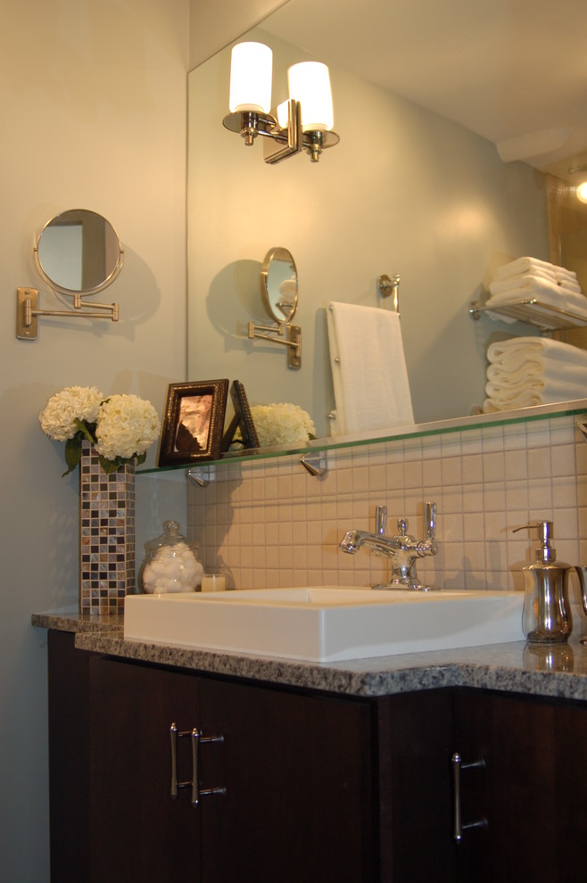 シカゴにあるコンテンポラリースタイルのおしゃれな浴室 (御影石の洗面台) の写真