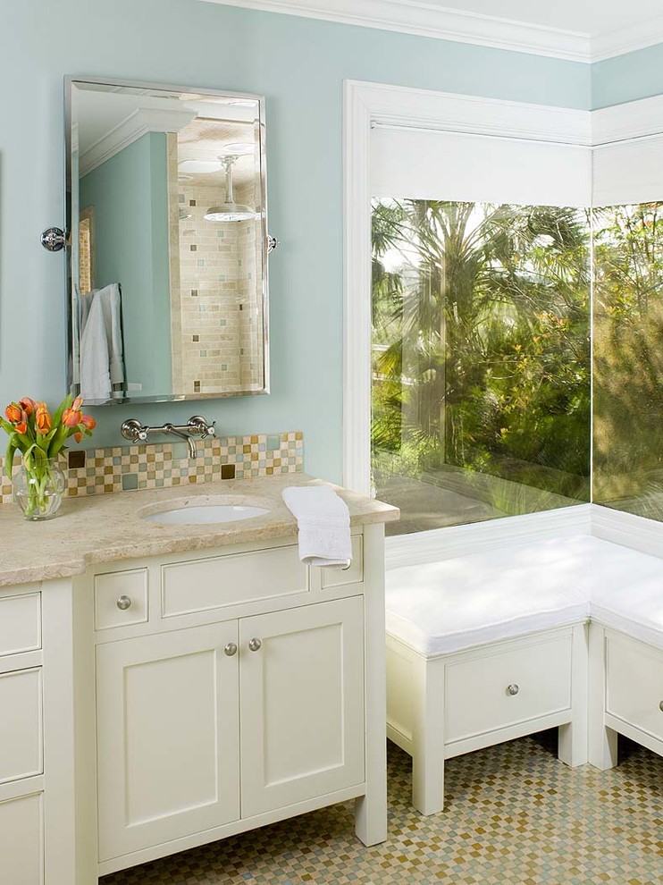 Cette image montre une salle de bain traditionnelle avec une douche ouverte, des carreaux de céramique et un mur bleu.