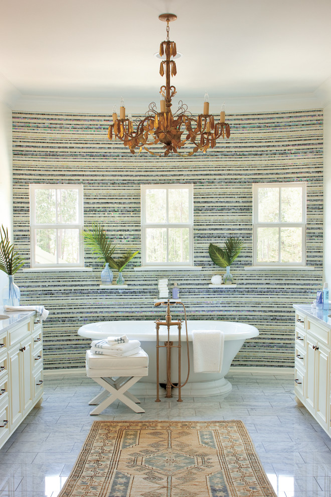 Klassisches Badezimmer mit freistehender Badewanne und Mosaikfliesen in New Orleans
