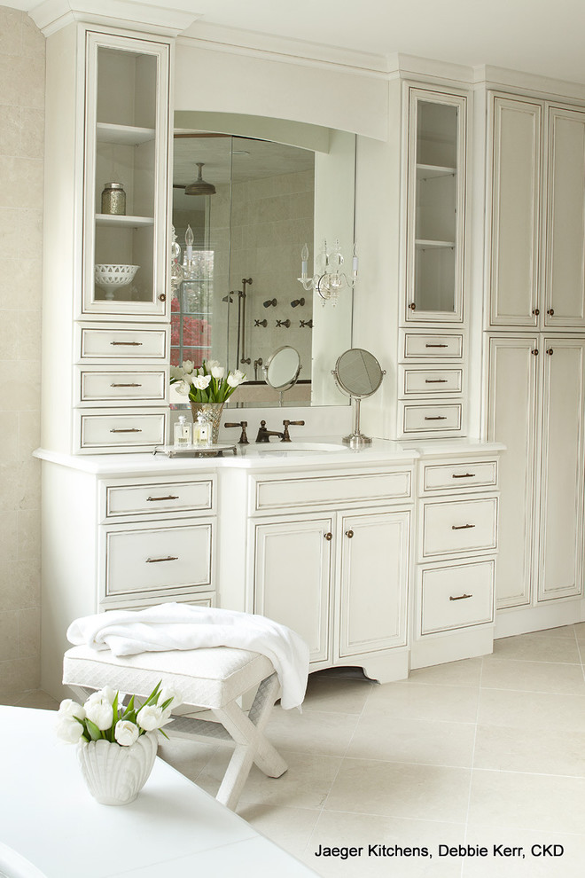 Exempel på ett stort modernt badrum, med ett undermonterad handfat, möbel-liknande, vita skåp, bänkskiva i kvarts och vita väggar