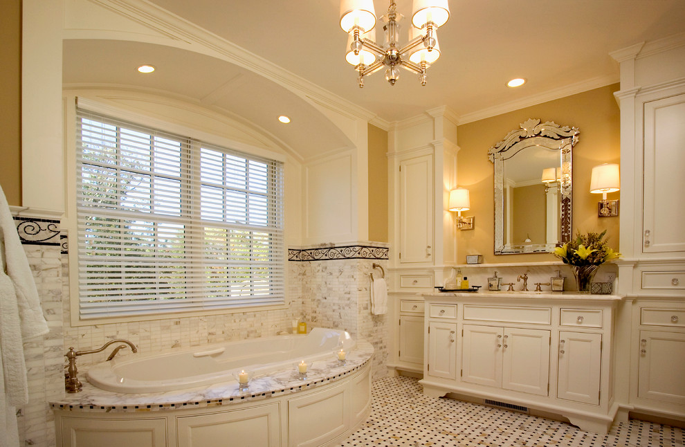 Пример оригинального дизайна: главная ванная комната среднего размера в классическом стиле с бежевыми фасадами, накладной ванной, черно-белой плиткой, желтыми стенами, врезной раковиной, мраморной столешницей, фасадами с утопленной филенкой, мраморным полом и белым полом
