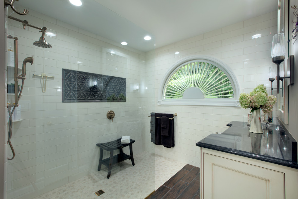 グランドラピッズにある高級な中くらいなトラディショナルスタイルのおしゃれな浴室の写真