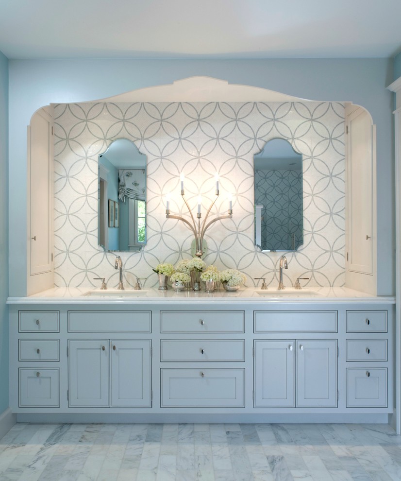 Cette image montre une salle de bain principale rustique de taille moyenne avec des portes de placard grises, WC séparés, un carrelage blanc, mosaïque, un sol en marbre, un plan de toilette en marbre, un lavabo encastré, un mur blanc et un placard à porte affleurante.