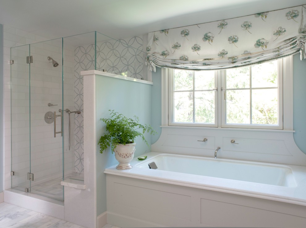 Свежая идея для дизайна: главная ванная комната среднего размера в стиле кантри с полновстраиваемой ванной, раздельным унитазом, синими стенами, белой плиткой, плиткой мозаикой и мраморным полом - отличное фото интерьера