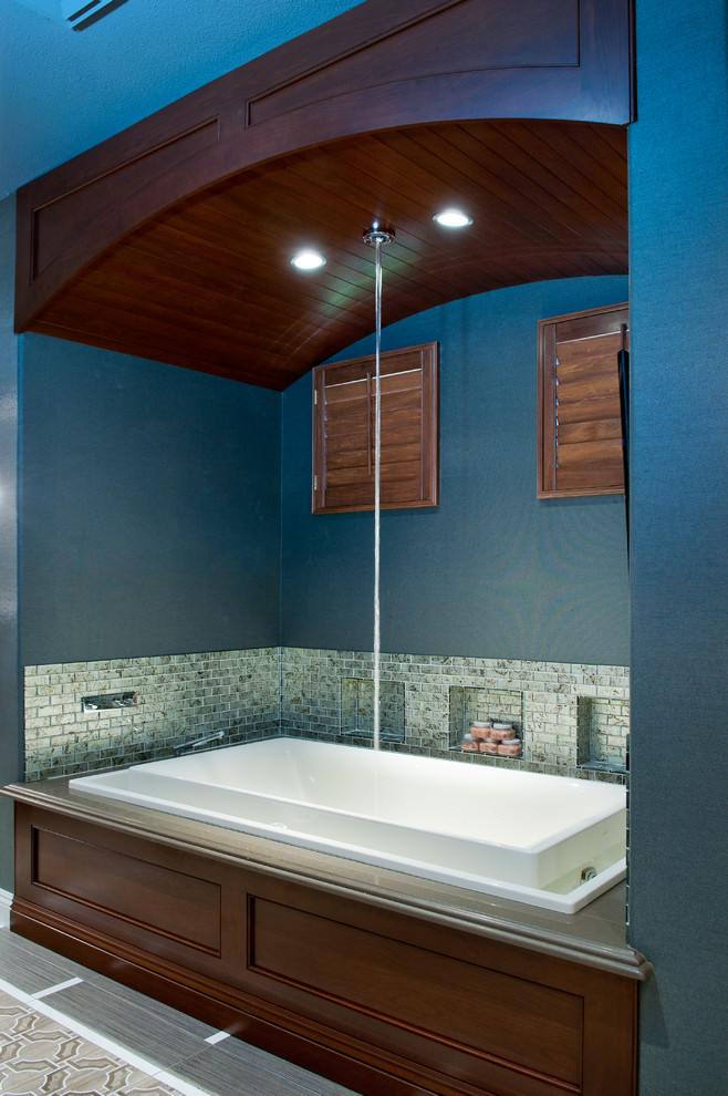 Exemple d'un grand sauna chic en bois brun avec un placard avec porte à panneau encastré, un lavabo encastré, un plan de toilette en quartz modifié, une baignoire posée, WC à poser, un carrelage gris, un carrelage en pâte de verre, un mur bleu et un sol en carrelage de terre cuite.