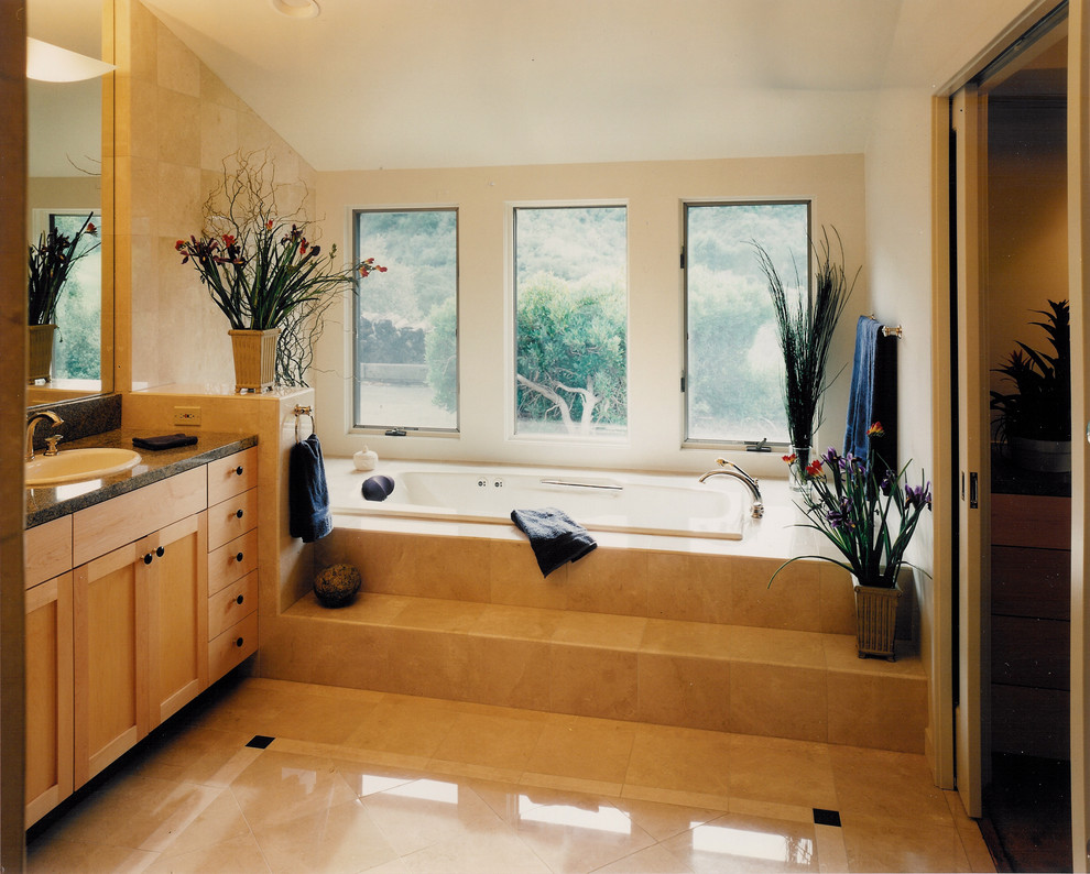 Cette photo montre une grande salle de bain principale tendance en bois clair avec un lavabo posé, un placard à porte shaker, un plan de toilette en granite, une baignoire posée, une douche ouverte, WC séparés, un carrelage beige, un carrelage de pierre, un sol en marbre, un mur beige, un sol beige et un plan de toilette marron.